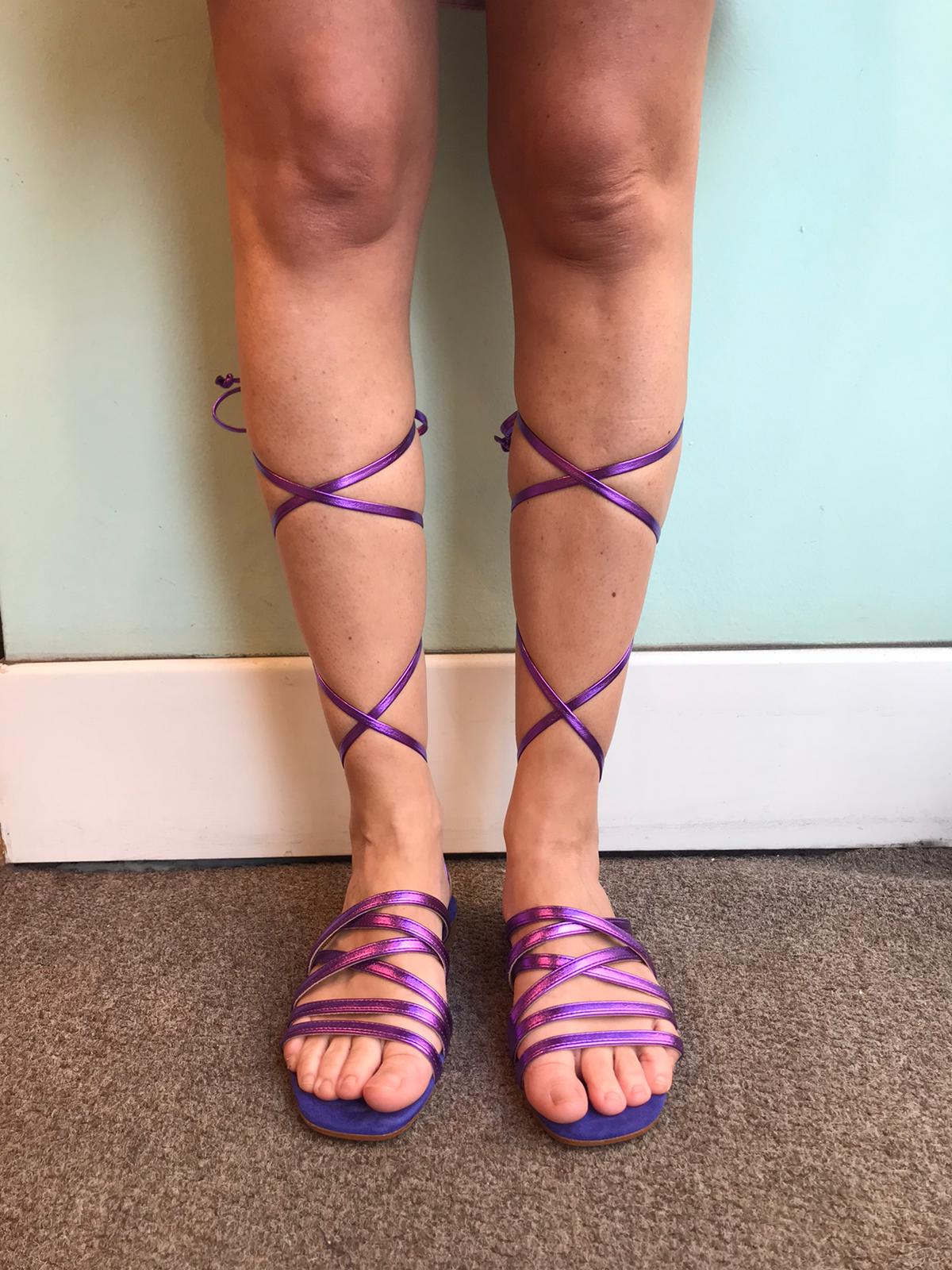 Sandalo in Pelle e Camoscio con Lacci alla Caviglia Color Viola